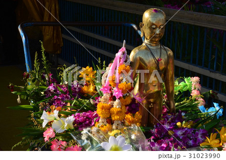 water pouring to Buddha statue water pouring to Buddha statue 31023990