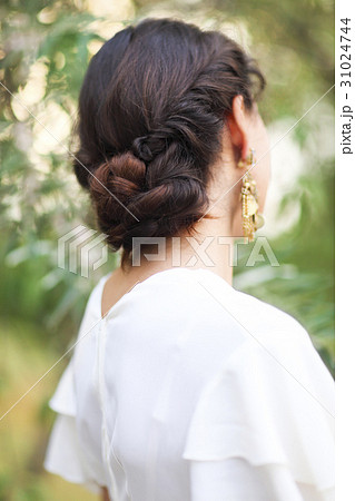 Back view of young woman with brunette hair  31024744