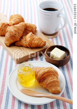 クロワッサンとコーヒー クロワッサンとコーヒー 31024955