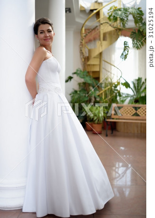 Portrait of beautiful bride with a bunch of flowers 31025194
