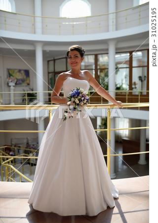Portrait of beautiful bride with a bunch of flowers 31025195