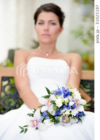 Portrait of beautiful bride with a bunch of flowers 31025197