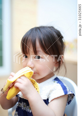 バナナ 子供 幼児 女の子 1才 1歳 カジュアル デザート 果物 フルーツ おやつ の写真素材