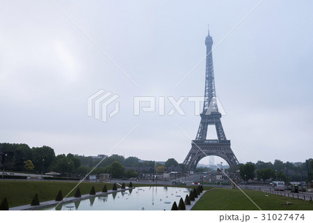 朝のエッフェル塔 31027474