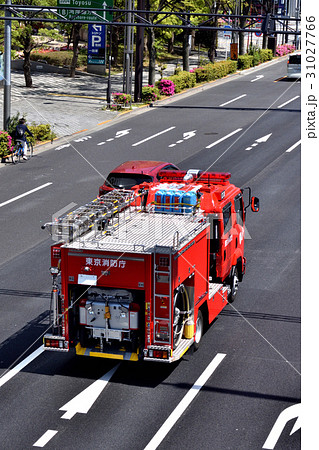 走行する東京消防庁の消防車の写真素材