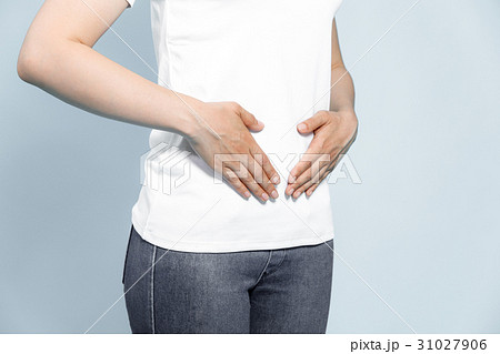 お腹に手を当てる女性 31027906