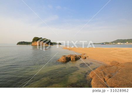 香川県土庄町　朝のエンジェルロード 31028962