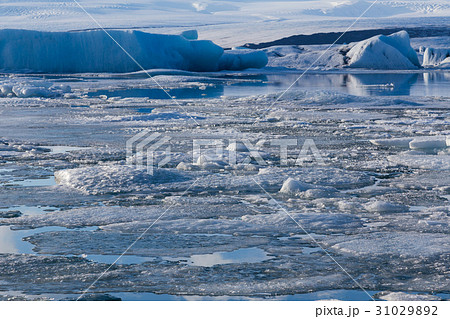 Ice floating over Jakulsalon lagoon, Iceland 31029892