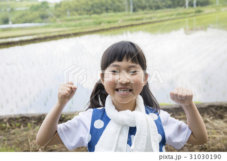 田植え体験をする子供 田植え体験をする子供 31030190
