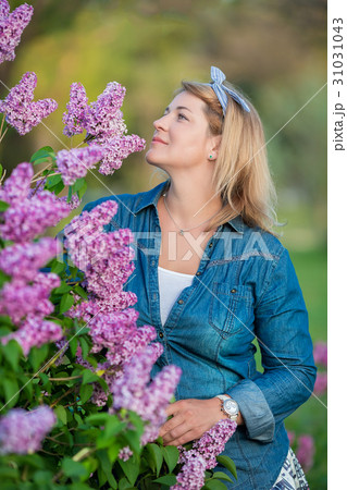 Beautiful woman with lilac bunch and wreath of 31031043