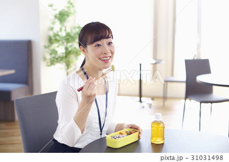 ビジネスイメージ　オフィスランチ　ビジネスウーマン　お弁当 31031498