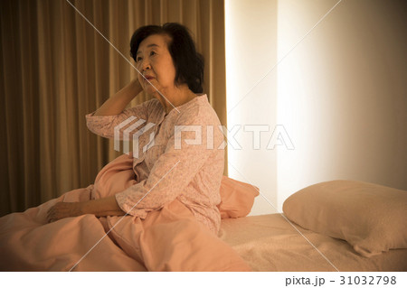 シニア睡眠イメージ 31032798