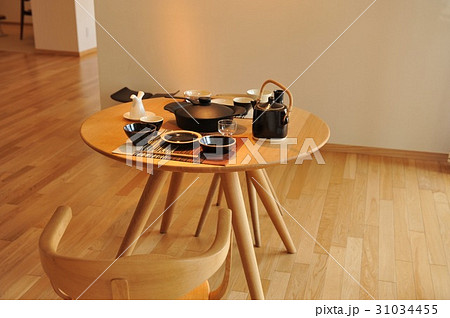 テーブルの上 31034455