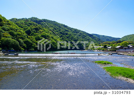 大堰川の舟遊び 桂川と新緑眩しい嵐山 京都 広角 b 大堰川の舟遊び 桂川と新緑眩しい嵐山 京都 広角 b 31034793
