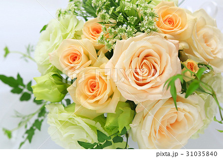 淡いオレンジのバラアレンジ 31035840