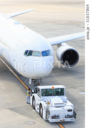 飛行機の出発 -大阪国際空港- 31037804