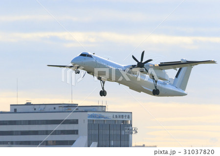 飛行機の離陸 -大阪国際空港- 飛行機の離陸 -大阪国際空港- 31037820