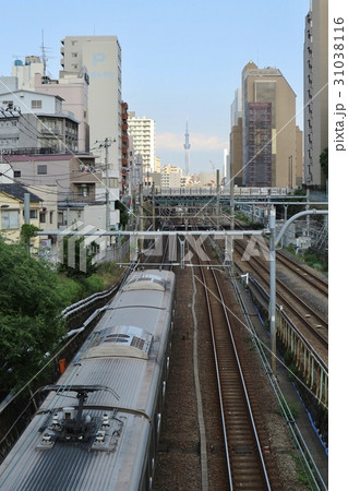 線路の向こうにスカイツリー 31038116