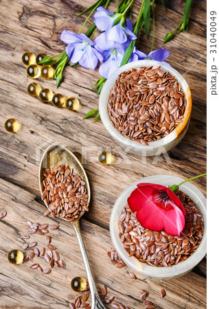 Flax seeds in spoons and bowl Flax seeds in spoons and bowl 31040049