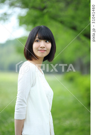 新緑と女性 31041460
