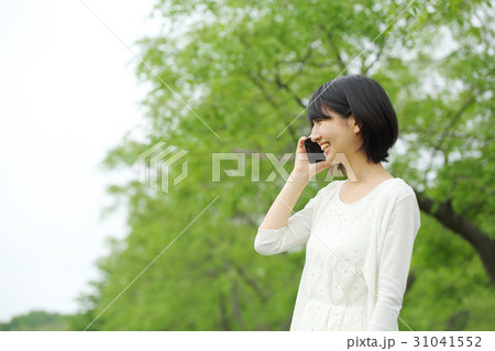 電話をかける女の子 31041552