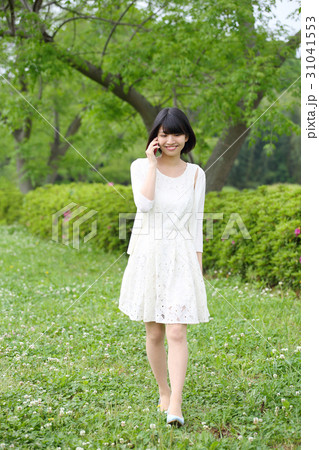 電話をかける女の子 31041553