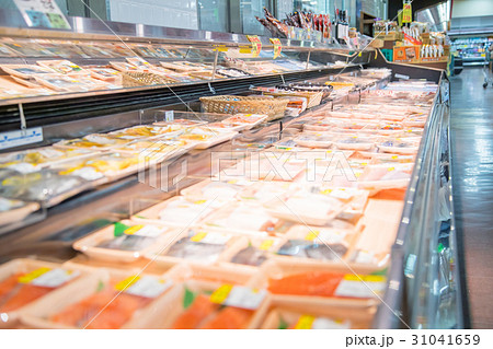 スーパーマーケット　魚売り場　魚介類　ぼかし　ソフトフォーカス 31041659