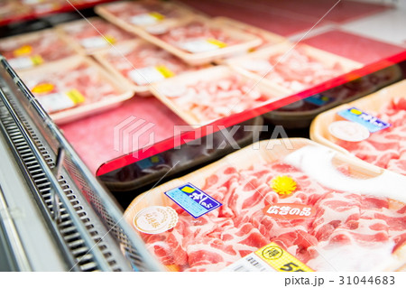 肉屋　お肉売り場　精肉店　スーパーマーケット　デパート　 31044683