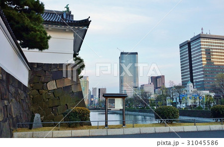 東京観光スポット・皇居桜田門橋から見る渡櫓門と凱旋濠越しの高層ビル群・横位置 31045586