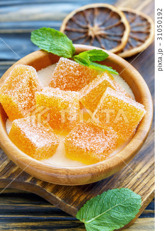 Homemade orange marmalade in a wooden bowl. 31050192