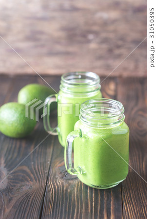 Avocado and spinach smoothies 31050395