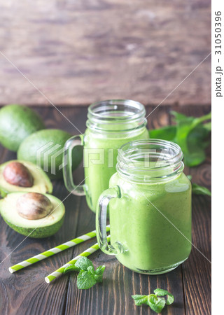 Avocado and spinach smoothies 31050396