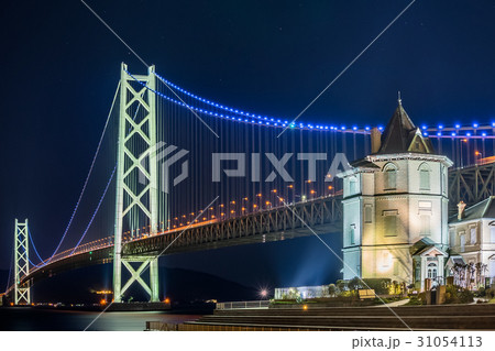 ブルーライトアップの明石海峡（パールブリッジ）（淡路島～兵庫県明石市） 31054113