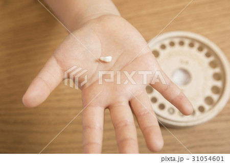 抜けた乳歯と乳歯ケース 31054601