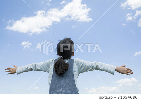空を見上げる子供の写真素材