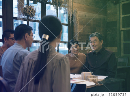 Designer and clients discussion and negotiation for home design 31059735