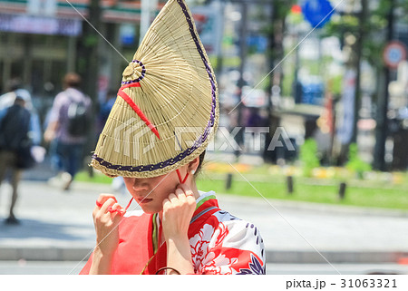 編み笠をかぶる女性の写真素材