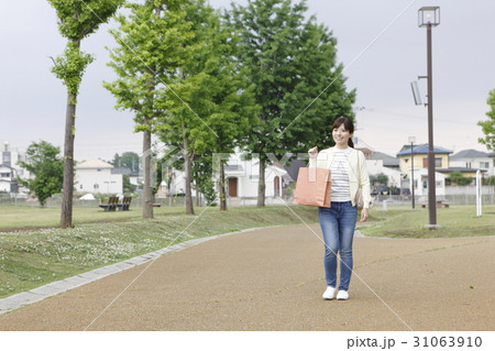 女性の買い物帰り 女性の買い物帰り 31063910