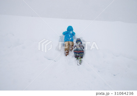 雪山をラッセルして進む人たち 雪山をラッセルして進む人たち 31064236