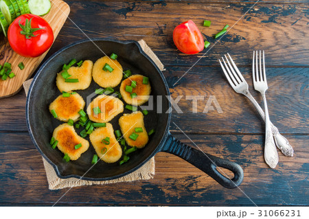 Crisp chicken nuggets with green onion 31066231