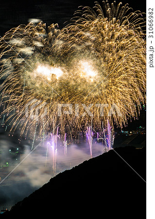 天下台山より、相生ペーロン祭の花火を見る(兵庫県相生市) 天下台山より、相生ペーロン祭の花火を見る(兵庫県相生市) 31066982