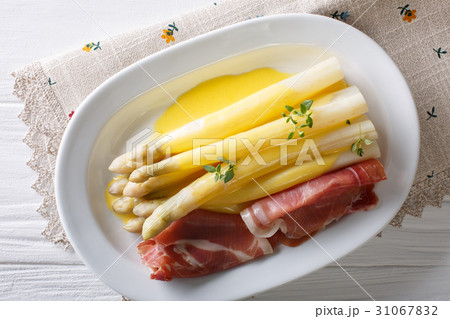 white asparagus with hollandaise sauce and ham 31067832