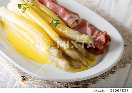 white asparagus with hollandaise sauce and ham white asparagus with hollandaise sauce and ham 31067838
