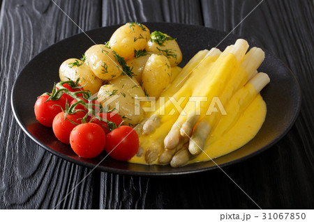white asparagus with hollandaise sauce, new potato 31067850