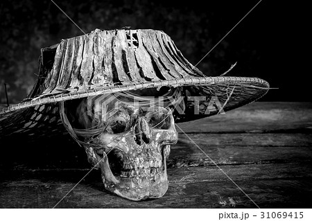 Still life black and white human skulls on wood Still life black and white human skulls on wood 31069415