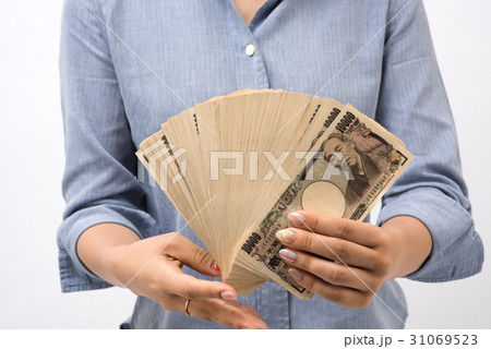 一万円札百枚を数える青シャツを来た日本人の若い女性 31069523