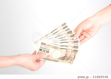 白バックで日本紙幣の一万円札を受け渡す日本人の女性たち 31069546