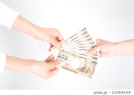 白バックで一万円札をやり取りする日本人の女性たち 31069549