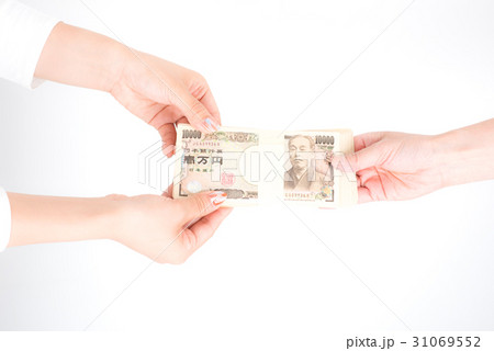 白バックで一万円札をやり取りする日本人の女性たち　俯瞰 31069552