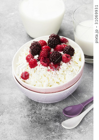 Cottage cheese in bowl with frozen raspberry Cottage cheese in bowl with frozen raspberry 31069931